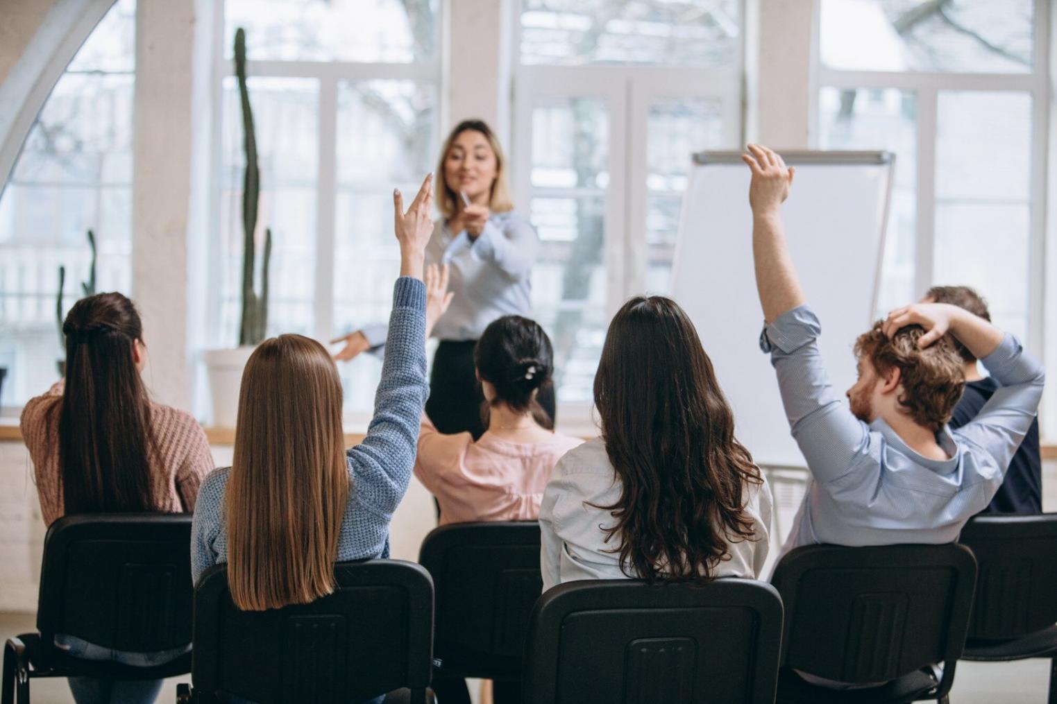 Moderne Büroumgebung mit professionellem Team bei der Besprechung von Geschäftsprozessen